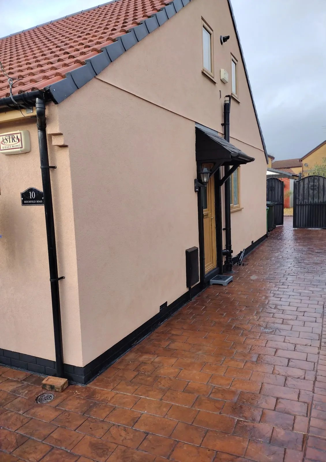 Side elevation with a fresh, even finish by Mark Cobham Plastering